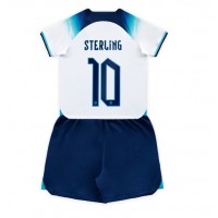 Billiga England Raheem Sterling #10 Barnkläder Hemma fotbollskläder till baby VM 2022 Kortärmad (+ Korta byxor)